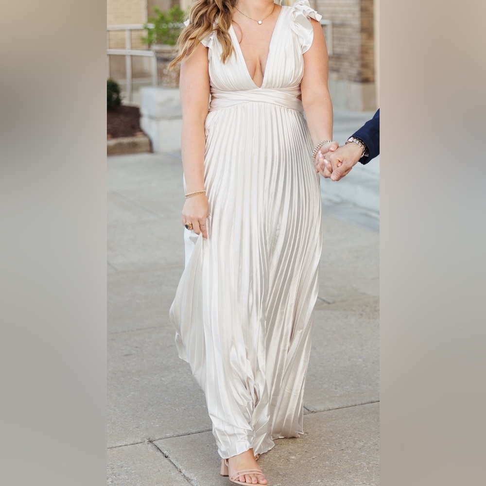 Elegant Cream Pleated Maxi Dress